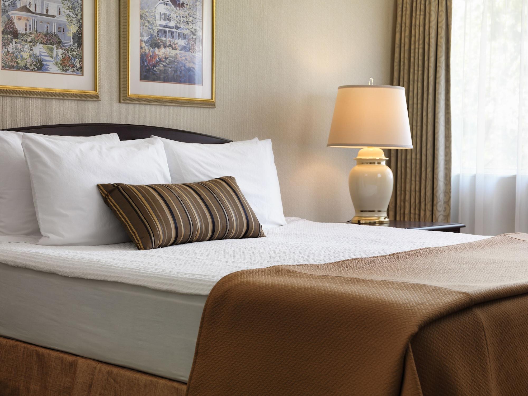 Royal Scot Hotel & Suites Victoria Exteriör bild