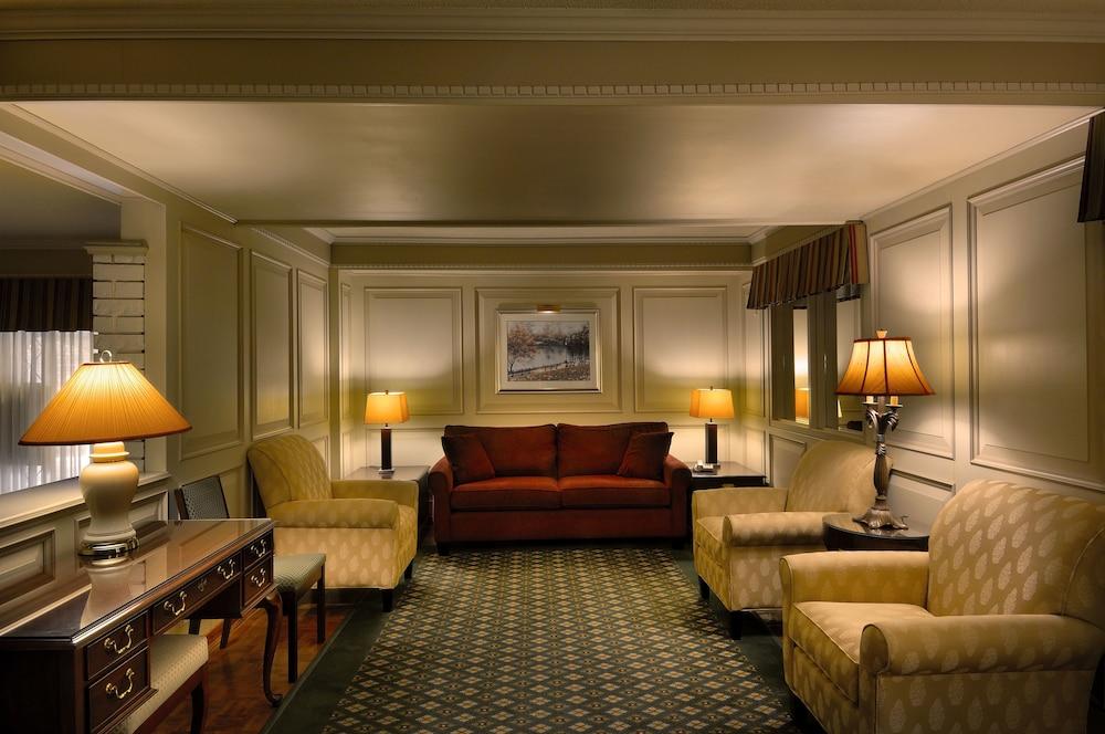 Royal Scot Hotel & Suites Victoria Exteriör bild