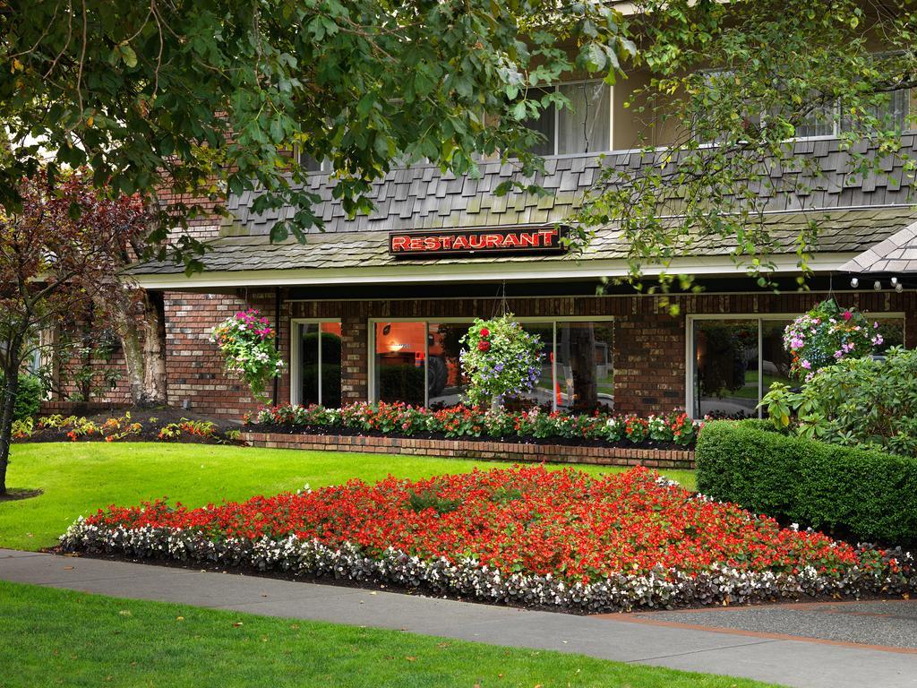 Royal Scot Hotel & Suites Victoria Exteriör bild
