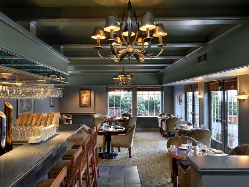 Royal Scot Hotel & Suites Victoria Exteriör bild