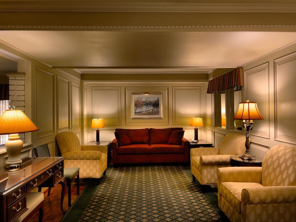 Royal Scot Hotel & Suites Victoria Exteriör bild