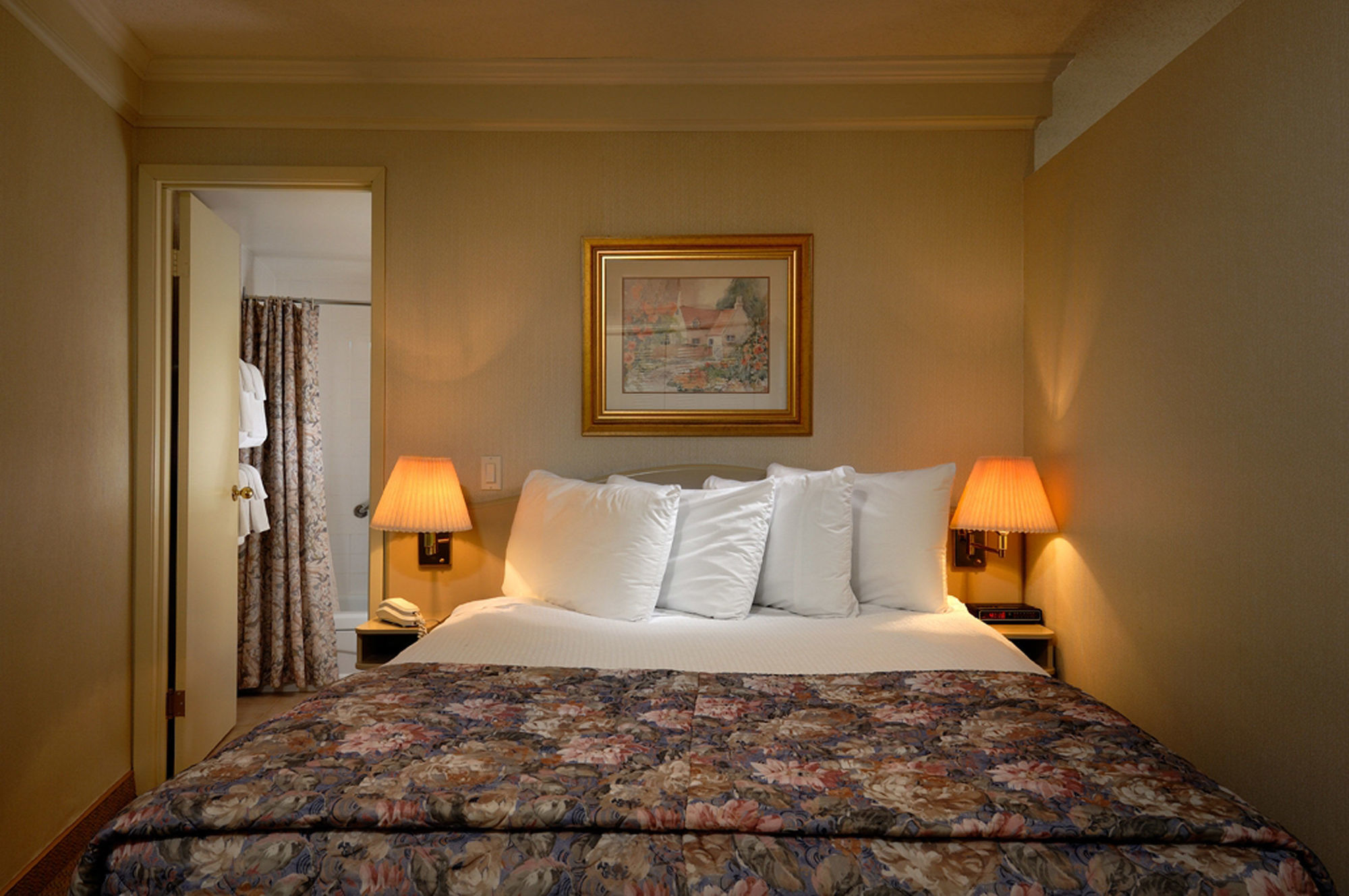Royal Scot Hotel & Suites Victoria Exteriör bild