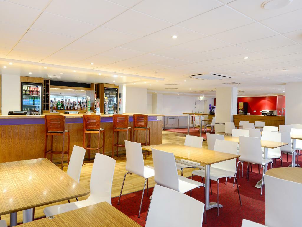 Royal Scot Hotel & Suites Victoria Exteriör bild