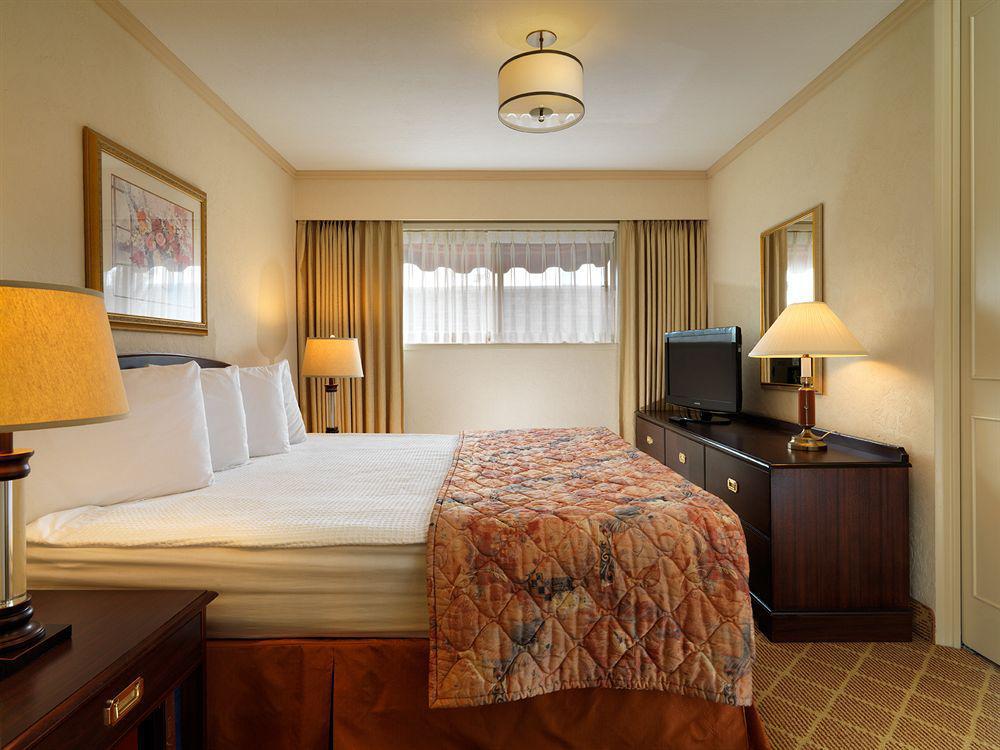 Royal Scot Hotel & Suites Victoria Exteriör bild